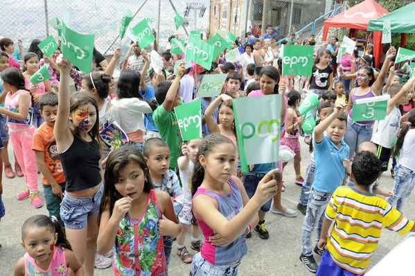 Día del Cliente – Ducha Pedagógica  
Día del Cliente – Ducha Pedagógica   
Fecha: Noviembre 21 de 2015. Lugar: Parque lineal sector El Carmelo. Comuna 1
Para descargar esta fotografía en alta resolución, haga clic sobre la imagen hasta que la misma se despliegue en la pantalla completa; luego dé clic derecho y elija la opción "guardar imagen como". 
En caso de publicación por cualquier medio, solicitamos acompañarla del crédito: "Foto EPM"
Palabras clave: Día Cliente Ducha Pedagógica