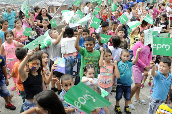 Día del Cliente – Ducha Pedagógica  
Día del Cliente – Ducha Pedagógica   
Fecha: Noviembre 21 de 2015. Lugar: Parque lineal sector El Carmelo. Comuna 1
Para descargar esta fotografía en alta resolución, haga clic sobre la imagen hasta que la misma se despliegue en la pantalla completa; luego dé clic derecho y elija la opción "guardar imagen como". 
En caso de publicación por cualquier medio, solicitamos acompañarla del crédito: "Foto EPM"
Palabras clave: Día Cliente Ducha Pedagógica