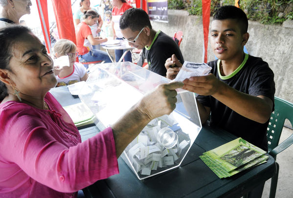 Día del Cliente – Ducha Pedagógica  
Día del Cliente – Ducha Pedagógica   
Fecha: Noviembre 21 de 2015. Lugar: Parque lineal sector El Carmelo. Comuna 1
Para descargar esta fotografía en alta resolución, haga clic sobre la imagen hasta que la misma se despliegue en la pantalla completa; luego dé clic derecho y elija la opción "guardar imagen como". 
En caso de publicación por cualquier medio, solicitamos acompañarla del crédito: "Foto EPM"
Palabras clave: Día Cliente Ducha Pedagógica