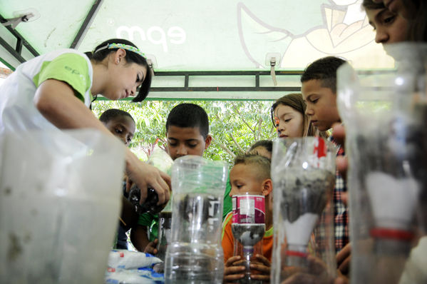 Día del Cliente – Ducha Pedagógica  
Día del Cliente – Ducha Pedagógica   
Fecha: Noviembre 21 de 2015. Lugar: Parque lineal sector El Carmelo. Comuna 1
Para descargar esta fotografía en alta resolución, haga clic sobre la imagen hasta que la misma se despliegue en la pantalla completa; luego dé clic derecho y elija la opción "guardar imagen como". 
En caso de publicación por cualquier medio, solicitamos acompañarla del crédito: "Foto EPM"
Palabras clave: Día Cliente Ducha Pedagógica