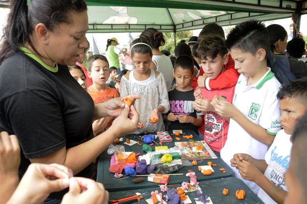 Día del Cliente – Ducha Pedagógica  
Día del Cliente – Ducha Pedagógica   
Fecha: Noviembre 21 de 2015. Lugar: Parque lineal sector El Carmelo. Comuna 1
Para descargar esta fotografía en alta resolución, haga clic sobre la imagen hasta que la misma se despliegue en la pantalla completa; luego dé clic derecho y elija la opción "guardar imagen como". 
En caso de publicación por cualquier medio, solicitamos acompañarla del crédito: "Foto EPM"
Palabras clave: Día Cliente Ducha Pedagógica