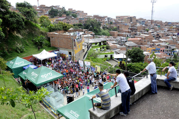 Día del Cliente – Ducha Pedagógica  
Día del Cliente – Ducha Pedagógica   
Fecha: Noviembre 21 de 2015. Lugar: Parque lineal sector El Carmelo. Comuna 1
Para descargar esta fotografía en alta resolución, haga clic sobre la imagen hasta que la misma se despliegue en la pantalla completa; luego dé clic derecho y elija la opción "guardar imagen como". 
En caso de publicación por cualquier medio, solicitamos acompañarla del crédito: "Foto EPM"
Palabras clave: Día Cliente Ducha Pedagógica