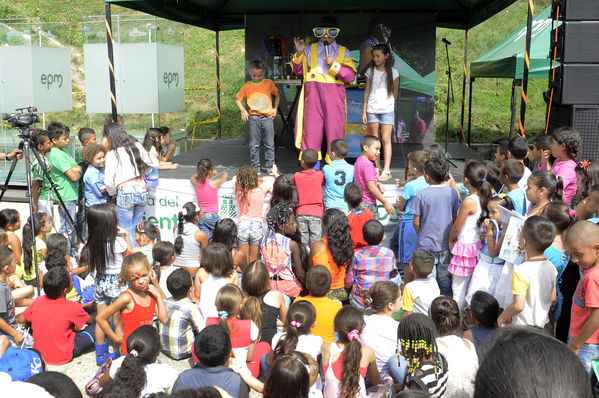 Día del Cliente – Ducha Pedagógica  
Día del Cliente – Ducha Pedagógica   
Fecha: Noviembre 21 de 2015. Lugar: Parque lineal sector El Carmelo. Comuna 1
Para descargar esta fotografía en alta resolución, haga clic sobre la imagen hasta que la misma se despliegue en la pantalla completa; luego dé clic derecho y elija la opción "guardar imagen como". 
En caso de publicación por cualquier medio, solicitamos acompañarla del crédito: "Foto EPM"
Palabras clave: Día Cliente Ducha Pedagógica