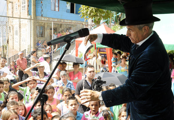 Día del Cliente – Ducha Pedagógica  
Día del Cliente – Ducha Pedagógica   
Fecha: Noviembre 21 de 2015. Lugar: Parque lineal sector El Carmelo. Comuna 1
Para descargar esta fotografía en alta resolución, haga clic sobre la imagen hasta que la misma se despliegue en la pantalla completa; luego dé clic derecho y elija la opción "guardar imagen como". 
En caso de publicación por cualquier medio, solicitamos acompañarla del crédito: "Foto EPM"
Palabras clave: Día Cliente Ducha Pedagógica