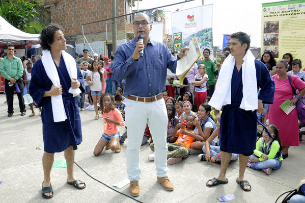 Día del Cliente – Ducha Pedagógica  
Día del Cliente – Ducha Pedagógica   
Fecha: Noviembre 21 de 2015. Lugar: Parque lineal sector El Carmelo. Comuna 1
Para descargar esta fotografía en alta resolución, haga clic sobre la imagen hasta que la misma se despliegue en la pantalla completa; luego dé clic derecho y elija la opción "guardar imagen como". 
En caso de publicación por cualquier medio, solicitamos acompañarla del crédito: "Foto EPM"
Palabras clave: Día Cliente Ducha Pedagógica