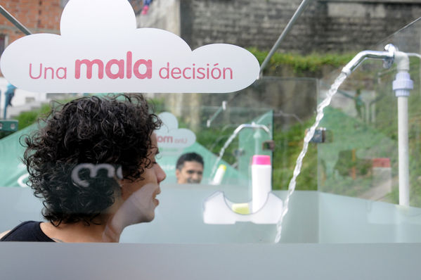 Día del Cliente – Ducha Pedagógica  
Día del Cliente – Ducha Pedagógica   
Fecha: Noviembre 21 de 2015. Lugar: Parque lineal sector El Carmelo. Comuna 1
Para descargar esta fotografía en alta resolución, haga clic sobre la imagen hasta que la misma se despliegue en la pantalla completa; luego dé clic derecho y elija la opción "guardar imagen como". 
En caso de publicación por cualquier medio, solicitamos acompañarla del crédito: "Foto EPM"
Palabras clave: Día Cliente Ducha Pedagógica