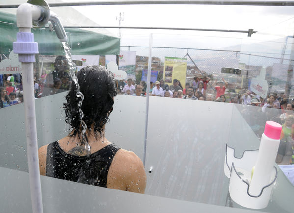 Día del Cliente – Ducha Pedagógica  
Día del Cliente – Ducha Pedagógica   
Fecha: Noviembre 21 de 2015. Lugar: Parque lineal sector El Carmelo. Comuna 1
Para descargar esta fotografía en alta resolución, haga clic sobre la imagen hasta que la misma se despliegue en la pantalla completa; luego dé clic derecho y elija la opción "guardar imagen como". 
En caso de publicación por cualquier medio, solicitamos acompañarla del crédito: "Foto EPM"
Palabras clave: Día Cliente Ducha Pedagógica