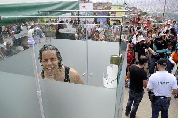 Día del Cliente – Ducha Pedagógica  
Día del Cliente – Ducha Pedagógica   
Fecha: Noviembre 21 de 2015. Lugar: Parque lineal sector El Carmelo. Comuna 1
Para descargar esta fotografía en alta resolución, haga clic sobre la imagen hasta que la misma se despliegue en la pantalla completa; luego dé clic derecho y elija la opción "guardar imagen como". 
En caso de publicación por cualquier medio, solicitamos acompañarla del crédito: "Foto EPM"
Palabras clave: Día Cliente Ducha Pedagógica