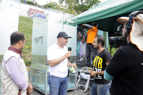 Día del Cliente – Ducha Pedagógica  
Día del Cliente – Ducha Pedagógica   
Fecha: Noviembre 21 de 2015. Lugar: Parque lineal sector El Carmelo. Comuna 1
Para descargar esta fotografía en alta resolución, haga clic sobre la imagen hasta que la misma se despliegue en la pantalla completa; luego dé clic derecho y elija la opción "guardar imagen como". 
En caso de publicación por cualquier medio, solicitamos acompañarla del crédito: "Foto EPM"
Palabras clave: Día Cliente Ducha Pedagógica