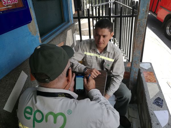 App cuadrillas EPM
App cuadrillas EPM
Noviembre 23 2018
Para descargar esta fotografía en alta resolución, haga clic sobre la imagen hasta que la misma se despliegue en la pantalla completa; luego dé clic derecho y elija la opción "guardar imagen como". 
En caso de publicación por cualquier medio, solicitamos acompañarla del crédito: "Foto EPM"
Palabras clave: App cuadrillas EPM
