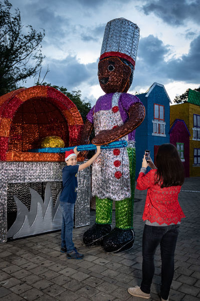 Encendido del Alumbrado Navideño 2019
Encendido del Alumbrado Navideño 2019
Fecha: Noviembre 28 2019.
Para descargar esta fotografía en alta resolución, haga clic sobre la imagen hasta que la misma se despliegue en la pantalla completa; luego dé clic derecho y elija la opción "guardar imagen como". 
En caso de publicación por cualquier medio, solicitamos acompañarla del crédito: "Foto EPM"
Palabras clave: Encendido del Alumbrado Navideño 2019