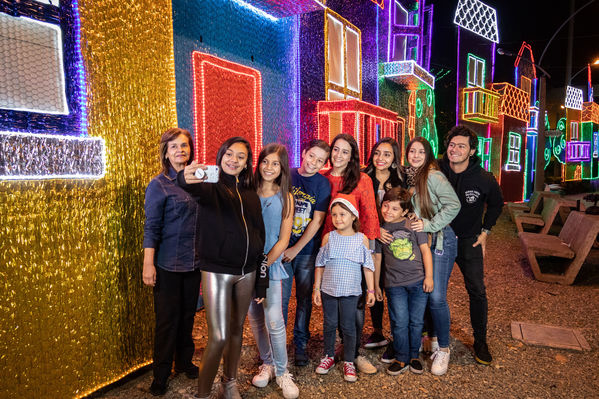 Encendido del Alumbrado Navideño 2019
Encendido del Alumbrado Navideño 2019
Fecha: Noviembre 28 2019.
Para descargar esta fotografía en alta resolución, haga clic sobre la imagen hasta que la misma se despliegue en la pantalla completa; luego dé clic derecho y elija la opción "guardar imagen como". 
En caso de publicación por cualquier medio, solicitamos acompañarla del crédito: "Foto EPM"
Palabras clave: Encendido del Alumbrado Navideño 2019