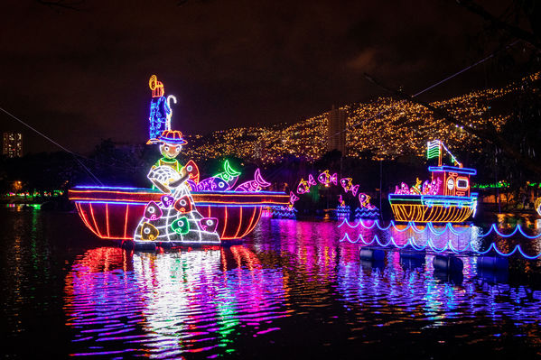 Encendido del Alumbrado Navideño 2019
Encendido del Alumbrado Navideño 2019
Fecha: Noviembre 28 2019.
Para descargar esta fotografía en alta resolución, haga clic sobre la imagen hasta que la misma se despliegue en la pantalla completa; luego dé clic derecho y elija la opción "guardar imagen como". 
En caso de publicación por cualquier medio, solicitamos acompañarla del crédito: "Foto EPM"
Palabras clave: Encendido del Alumbrado Navideño 2019