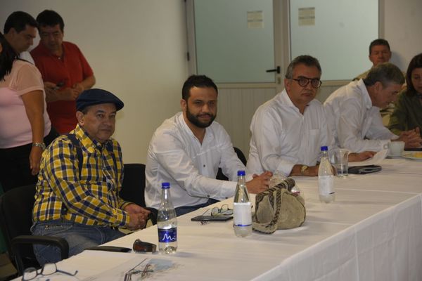 Comisiones empalme proyecto Ituango
Comisiones de empalme proyecto Ituango
Fecha: Noviembre 27 2019 
Para descargar esta fotografía en alta resolución, haga clic sobre la imagen hasta que la misma se despliegue en la pantalla completa; luego dé clic derecho y elija la opción "guardar imagen como". 
En caso de publicación por cualquier medio, solicitamos acompañarla del crédito: "Foto EPM"
Palabras clave: Comisiones empalme proyecto Ituango