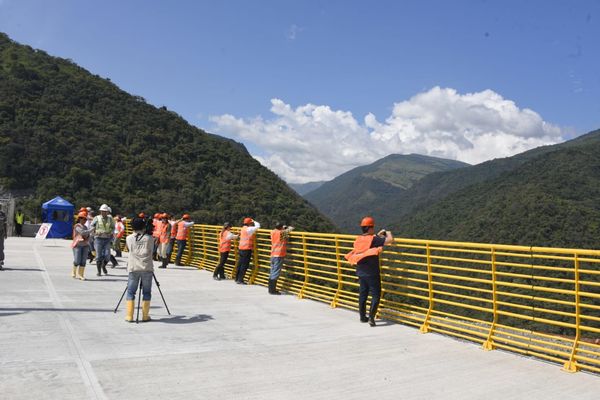 Comisiones empalme proyecto Ituango
Comisiones de empalme proyecto Ituango
Fecha: Noviembre 27 2019 
Para descargar esta fotografía en alta resolución, haga clic sobre la imagen hasta que la misma se despliegue en la pantalla completa; luego dé clic derecho y elija la opción "guardar imagen como". 
En caso de publicación por cualquier medio, solicitamos acompañarla del crédito: "Foto EPM"
Palabras clave: Comisiones empalme proyecto Ituango