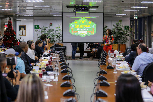 Encendido del Alumbrado Navideño 2015 
Encendido del Alumbrado Navideño 2015   
Fecha: Noviembre 28 de 2015. Lugar: Medellín, Parque de los Pies Descalzos
Para descargar esta fotografía en alta resolución, haga clic sobre la imagen hasta que la misma se despliegue en la pantalla completa; luego dé clic derecho y elija la opción "guardar imagen como". 
En caso de publicación por cualquier medio, solicitamos acompañarla del crédito: "Foto EPM"
Palabras clave: Encendido Alumbrado Navideño 2015