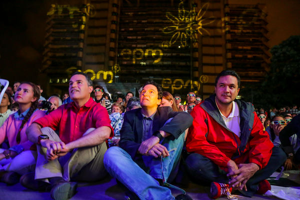 Encendido del Alumbrado Navideño 2015 
Encendido del Alumbrado Navideño 2015   
Fecha: Noviembre 28 de 2015. Lugar: Medellín, Parque de los Pies Descalzos
Para descargar esta fotografía en alta resolución, haga clic sobre la imagen hasta que la misma se despliegue en la pantalla completa; luego dé clic derecho y elija la opción "guardar imagen como". 
En caso de publicación por cualquier medio, solicitamos acompañarla del crédito: "Foto EPM"
Palabras clave: Encendido Alumbrado Navideño 2015