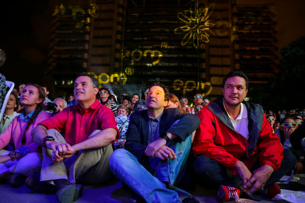 Encendido del Alumbrado Navideño 2015 
Encendido del Alumbrado Navideño 2015   
Fecha: Noviembre 28 de 2015. Lugar: Medellín, Parque de los Pies Descalzos
Para descargar esta fotografía en alta resolución, haga clic sobre la imagen hasta que la misma se despliegue en la pantalla completa; luego dé clic derecho y elija la opción "guardar imagen como". 
En caso de publicación por cualquier medio, solicitamos acompañarla del crédito: "Foto EPM"
Palabras clave: Encendido Alumbrado Navideño 2015
