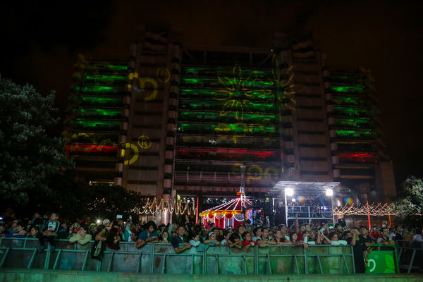 Encendido del Alumbrado Navideño 2015 
Encendido del Alumbrado Navideño 2015   
Fecha: Noviembre 28 de 2015. Lugar: Medellín, Parque de los Pies Descalzos
Para descargar esta fotografía en alta resolución, haga clic sobre la imagen hasta que la misma se despliegue en la pantalla completa; luego dé clic derecho y elija la opción "guardar imagen como". 
En caso de publicación por cualquier medio, solicitamos acompañarla del crédito: "Foto EPM"
Palabras clave: Encendido Alumbrado Navideño 2015