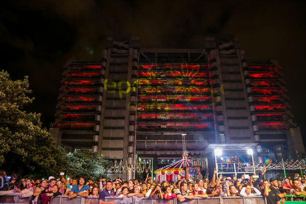 Encendido del Alumbrado Navideño 2015 
Encendido del Alumbrado Navideño 2015   
Fecha: Noviembre 28 de 2015. Lugar: Medellín, Parque de los Pies Descalzos
Para descargar esta fotografía en alta resolución, haga clic sobre la imagen hasta que la misma se despliegue en la pantalla completa; luego dé clic derecho y elija la opción "guardar imagen como". 
En caso de publicación por cualquier medio, solicitamos acompañarla del crédito: "Foto EPM"
Palabras clave: Encendido Alumbrado Navideño 2015