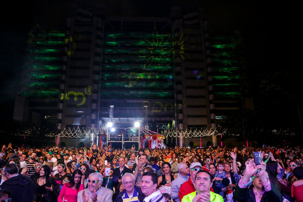 Encendido del Alumbrado Navideño 2015 
Encendido del Alumbrado Navideño 2015   
Fecha: Noviembre 28 de 2015. Lugar: Medellín, Parque de los Pies Descalzos
Para descargar esta fotografía en alta resolución, haga clic sobre la imagen hasta que la misma se despliegue en la pantalla completa; luego dé clic derecho y elija la opción "guardar imagen como". 
En caso de publicación por cualquier medio, solicitamos acompañarla del crédito: "Foto EPM"
Palabras clave: Encendido Alumbrado Navideño 2015
