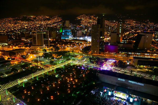 Encendido del Alumbrado Navideño 2015 
Encendido del Alumbrado Navideño 2015   
Fecha: Noviembre 28 de 2015. Lugar: Medellín, Parque de los Pies Descalzos
Para descargar esta fotografía en alta resolución, haga clic sobre la imagen hasta que la misma se despliegue en la pantalla completa; luego dé clic derecho y elija la opción "guardar imagen como". 
En caso de publicación por cualquier medio, solicitamos acompañarla del crédito: "Foto EPM"
Palabras clave: Encendido Alumbrado Navideño 2015