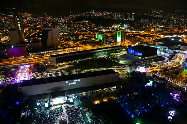 Encendido del Alumbrado Navideño 2015 
Encendido del Alumbrado Navideño 2015   
Fecha: Noviembre 28 de 2015. Lugar: Medellín, Parque de los Pies Descalzos
Para descargar esta fotografía en alta resolución, haga clic sobre la imagen hasta que la misma se despliegue en la pantalla completa; luego dé clic derecho y elija la opción "guardar imagen como". 
En caso de publicación por cualquier medio, solicitamos acompañarla del crédito: "Foto EPM"
Palabras clave: Encendido Alumbrado Navideño 2015