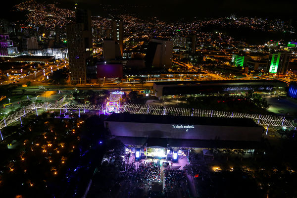 Encendido del Alumbrado Navideño 2015 
Encendido del Alumbrado Navideño 2015   
Fecha: Noviembre 28 de 2015. Lugar: Medellín, Parque de los Pies Descalzos
Para descargar esta fotografía en alta resolución, haga clic sobre la imagen hasta que la misma se despliegue en la pantalla completa; luego dé clic derecho y elija la opción "guardar imagen como". 
En caso de publicación por cualquier medio, solicitamos acompañarla del crédito: "Foto EPM"
Palabras clave: Encendido Alumbrado Navideño 2015