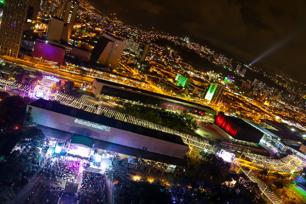 Encendido del Alumbrado Navideño 2015 
Encendido del Alumbrado Navideño 2015   
Fecha: Noviembre 28 de 2015. Lugar: Medellín, Parque de los Pies Descalzos
Para descargar esta fotografía en alta resolución, haga clic sobre la imagen hasta que la misma se despliegue en la pantalla completa; luego dé clic derecho y elija la opción "guardar imagen como". 
En caso de publicación por cualquier medio, solicitamos acompañarla del crédito: "Foto EPM"
Palabras clave: Encendido Alumbrado Navideño 2015