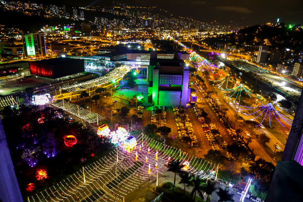 Encendido del Alumbrado Navideño 2015 
Encendido del Alumbrado Navideño 2015   
Fecha: Noviembre 28 de 2015. Lugar: Medellín, Parque de los Pies Descalzos
Para descargar esta fotografía en alta resolución, haga clic sobre la imagen hasta que la misma se despliegue en la pantalla completa; luego dé clic derecho y elija la opción "guardar imagen como". 
En caso de publicación por cualquier medio, solicitamos acompañarla del crédito: "Foto EPM"
Palabras clave: Encendido Alumbrado Navideño 2015