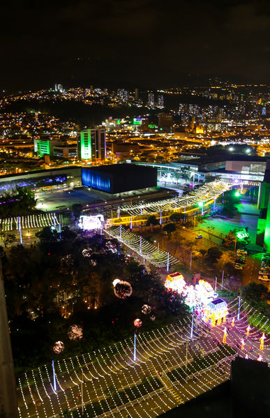Encendido del Alumbrado Navideño 2015 
Encendido del Alumbrado Navideño 2015   
Fecha: Noviembre 28 de 2015. Lugar: Medellín, Parque de los Pies Descalzos
Para descargar esta fotografía en alta resolución, haga clic sobre la imagen hasta que la misma se despliegue en la pantalla completa; luego dé clic derecho y elija la opción "guardar imagen como". 
En caso de publicación por cualquier medio, solicitamos acompañarla del crédito: "Foto EPM"
Palabras clave: Encendido Alumbrado Navideño 2015