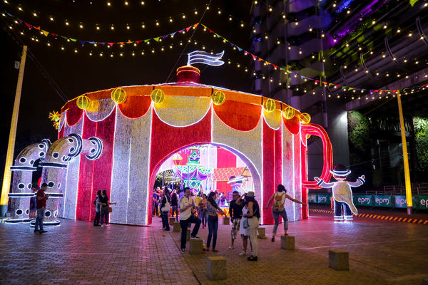 Encendido del Alumbrado Navideño 2015 
Encendido del Alumbrado Navideño 2015   
Fecha: Noviembre 28 de 2015. Lugar: Medellín, Parque de los Pies Descalzos
Para descargar esta fotografía en alta resolución, haga clic sobre la imagen hasta que la misma se despliegue en la pantalla completa; luego dé clic derecho y elija la opción "guardar imagen como". 
En caso de publicación por cualquier medio, solicitamos acompañarla del crédito: "Foto EPM"
Palabras clave: Encendido Alumbrado Navideño 2015