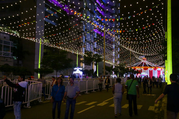 Encendido del Alumbrado Navideño 2015  
Encendido del Alumbrado Navideño 2015   
Fecha: Noviembre 28 de 2015. Lugar: Medellín, Parque de los Pies Descalzos
Para descargar esta fotografía en alta resolución, haga clic sobre la imagen hasta que la misma se despliegue en la pantalla completa; luego dé clic derecho y elija la opción "guardar imagen como". 
En caso de publicación por cualquier medio, solicitamos acompañarla del crédito: "Foto EPM"
Palabras clave: Encendido Alumbrado Navideño 2015