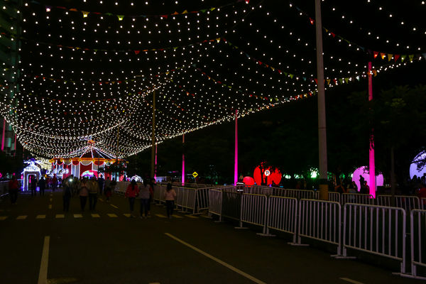 Encendido del Alumbrado Navideño 2015  
Encendido del Alumbrado Navideño 2015   
Fecha: Noviembre 28 de 2015. Lugar: Medellín, Parque de los Pies Descalzos
Para descargar esta fotografía en alta resolución, haga clic sobre la imagen hasta que la misma se despliegue en la pantalla completa; luego dé clic derecho y elija la opción "guardar imagen como". 
En caso de publicación por cualquier medio, solicitamos acompañarla del crédito: "Foto EPM"
Palabras clave: Encendido Alumbrado Navideño 2015