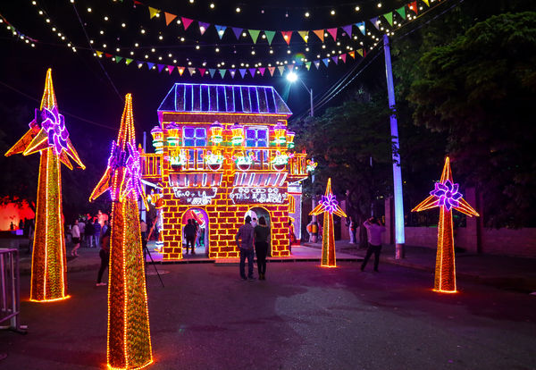 Encendido del Alumbrado Navideño 2015  
Encendido del Alumbrado Navideño 2015   
Fecha: Noviembre 28 de 2015. Lugar: Medellín, Parque de los Pies Descalzos
Para descargar esta fotografía en alta resolución, haga clic sobre la imagen hasta que la misma se despliegue en la pantalla completa; luego dé clic derecho y elija la opción "guardar imagen como". 
En caso de publicación por cualquier medio, solicitamos acompañarla del crédito: "Foto EPM"
Palabras clave: Encendido Alumbrado Navideño 2015