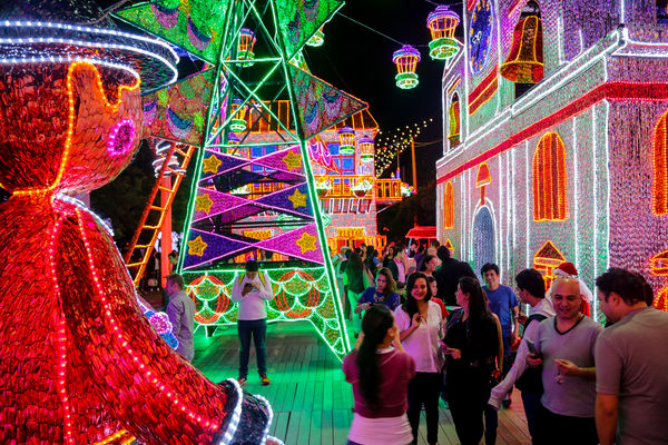Encendido del Alumbrado Navideño 2015  
Encendido del Alumbrado Navideño 2015   
Fecha: Noviembre 28 de 2015. Lugar: Medellín, Parque de los Pies Descalzos
Para descargar esta fotografía en alta resolución, haga clic sobre la imagen hasta que la misma se despliegue en la pantalla completa; luego dé clic derecho y elija la opción "guardar imagen como". 
En caso de publicación por cualquier medio, solicitamos acompañarla del crédito: "Foto EPM"
Palabras clave: Encendido Alumbrado Navideño 2015