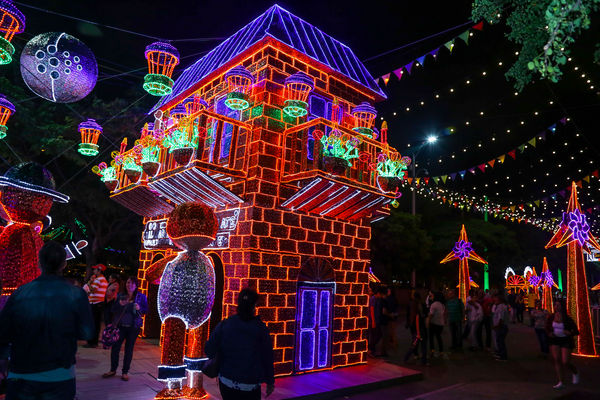 Encendido del Alumbrado Navideño 2015  
Encendido del Alumbrado Navideño 2015   
Fecha: Noviembre 28 de 2015. Lugar: Medellín, Parque de los Pies Descalzos
Para descargar esta fotografía en alta resolución, haga clic sobre la imagen hasta que la misma se despliegue en la pantalla completa; luego dé clic derecho y elija la opción "guardar imagen como". 
En caso de publicación por cualquier medio, solicitamos acompañarla del crédito: "Foto EPM"
Palabras clave: Encendido Alumbrado Navideño 2015