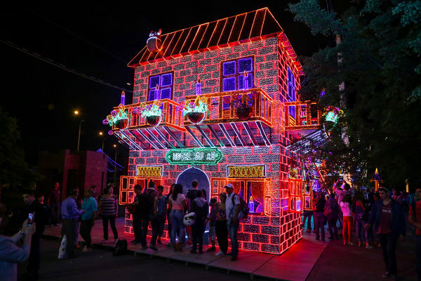 Encendido del Alumbrado Navideño 2015  
Encendido del Alumbrado Navideño 2015   
Fecha: Noviembre 28 de 2015. Lugar: Medellín, Parque de los Pies Descalzos
Para descargar esta fotografía en alta resolución, haga clic sobre la imagen hasta que la misma se despliegue en la pantalla completa; luego dé clic derecho y elija la opción "guardar imagen como". 
En caso de publicación por cualquier medio, solicitamos acompañarla del crédito: "Foto EPM"
Palabras clave: Encendido Alumbrado Navideño 2015