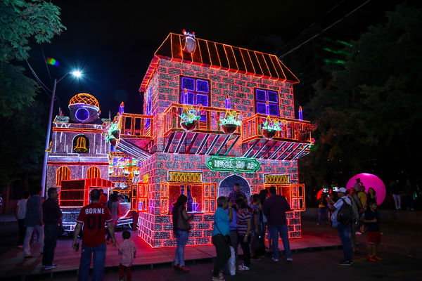 Encendido del Alumbrado Navideño 2015  
Encendido del Alumbrado Navideño 2015   
Fecha: Noviembre 28 de 2015. Lugar: Medellín, Parque de los Pies Descalzos
Para descargar esta fotografía en alta resolución, haga clic sobre la imagen hasta que la misma se despliegue en la pantalla completa; luego dé clic derecho y elija la opción "guardar imagen como". 
En caso de publicación por cualquier medio, solicitamos acompañarla del crédito: "Foto EPM"
Palabras clave: Encendido Alumbrado Navideño 2015