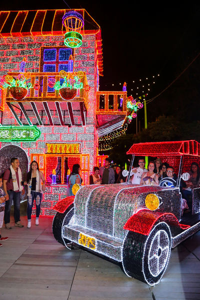 Encendido del Alumbrado Navideño 2015  
Encendido del Alumbrado Navideño 2015   
Fecha: Noviembre 28 de 2015. Lugar: Medellín, Parque de los Pies Descalzos
Para descargar esta fotografía en alta resolución, haga clic sobre la imagen hasta que la misma se despliegue en la pantalla completa; luego dé clic derecho y elija la opción "guardar imagen como". 
En caso de publicación por cualquier medio, solicitamos acompañarla del crédito: "Foto EPM"
Palabras clave: Encendido Alumbrado Navideño 2015