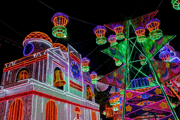 Encendido del Alumbrado Navideño 2015  
Encendido del Alumbrado Navideño 2015   
Fecha: Noviembre 28 de 2015. Lugar: Medellín, Parque de los Pies Descalzos
Para descargar esta fotografía en alta resolución, haga clic sobre la imagen hasta que la misma se despliegue en la pantalla completa; luego dé clic derecho y elija la opción "guardar imagen como". 
En caso de publicación por cualquier medio, solicitamos acompañarla del crédito: "Foto EPM"
Palabras clave: Encendido Alumbrado Navideño 2015