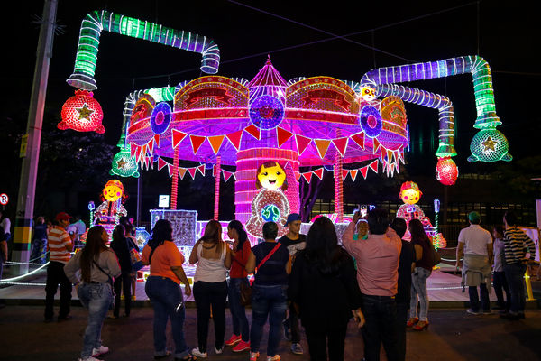 Encendido del Alumbrado Navideño 2015  
Encendido del Alumbrado Navideño 2015   
Fecha: Noviembre 28 de 2015. Lugar: Medellín, Parque de los Pies Descalzos
Para descargar esta fotografía en alta resolución, haga clic sobre la imagen hasta que la misma se despliegue en la pantalla completa; luego dé clic derecho y elija la opción "guardar imagen como". 
En caso de publicación por cualquier medio, solicitamos acompañarla del crédito: "Foto EPM"
Palabras clave: Encendido Alumbrado Navideño 2015