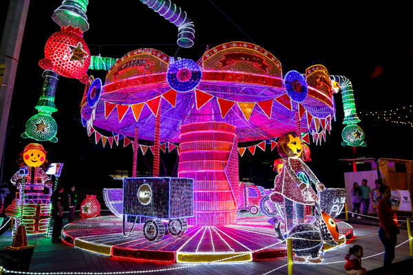 Encendido del Alumbrado Navideño 2015  
Encendido del Alumbrado Navideño 2015   
Fecha: Noviembre 28 de 2015. Lugar: Medellín, Parque de los Pies Descalzos
Para descargar esta fotografía en alta resolución, haga clic sobre la imagen hasta que la misma se despliegue en la pantalla completa; luego dé clic derecho y elija la opción "guardar imagen como". 
En caso de publicación por cualquier medio, solicitamos acompañarla del crédito: "Foto EPM"
Palabras clave: Encendido Alumbrado Navideño 2015