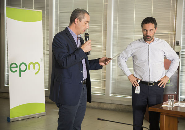 Nuevo Comité de Ética Grupo EPM
Nuevo Comité de Ética Grupo EPM
Fecha: Noviembre 28 de 2017
Para descargar esta fotografía en alta resolución, haga clic sobre la imagen hasta que la misma se despliegue en la pantalla completa; luego dé clic derecho y elija la opción "guardar imagen como". 
En caso de publicación por cualquier medio, solicitamos acompañarla del crédito: "Foto EPM"
Palabras clave: Nuevo Comité Ética Grupo EPM