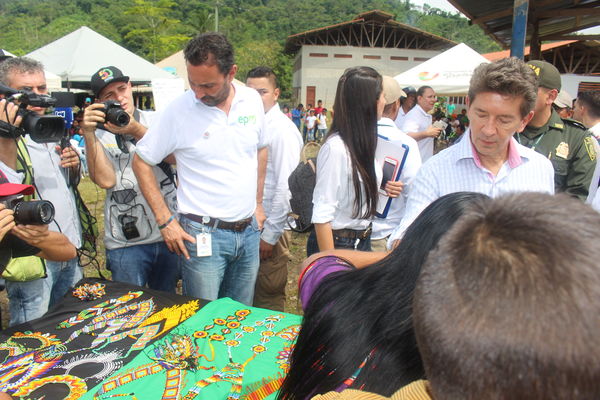 Entrega de viviendas de Aldeas en Playas, Urabá
Entrega de viviendas de Aldeas en Playas, Urabá
Fecha: Noviembre 8 de 2017
Para descargar esta fotografía en alta resolución, haga clic sobre la imagen hasta que la misma se despliegue en la pantalla completa; luego dé clic derecho y elija la opción "guardar imagen como". 
En caso de publicación por cualquier medio, solicitamos acompañarla del crédito: "Foto EPM"
Palabras clave: Entrega viviendas Aldeas Playas Urabá