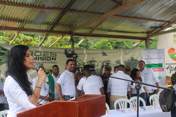 Entrega de viviendas de Aldeas en Playas, Urabá
Entrega de viviendas de Aldeas en Playas, Urabá
Fecha: Noviembre 8 de 2017
Para descargar esta fotografía en alta resolución, haga clic sobre la imagen hasta que la misma se despliegue en la pantalla completa; luego dé clic derecho y elija la opción "guardar imagen como". 
En caso de publicación por cualquier medio, solicitamos acompañarla del crédito: "Foto EPM"
Palabras clave: Entrega viviendas Aldeas Playas Urabá