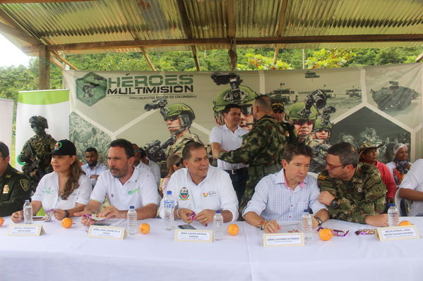 Entrega de viviendas de Aldeas en Playas, Urabá
Entrega de viviendas de Aldeas en Playas, Urabá
Fecha: Noviembre 8 de 2017
Para descargar esta fotografía en alta resolución, haga clic sobre la imagen hasta que la misma se despliegue en la pantalla completa; luego dé clic derecho y elija la opción "guardar imagen como". 
En caso de publicación por cualquier medio, solicitamos acompañarla del crédito: "Foto EPM"
Palabras clave: Entrega viviendas Aldeas Playas Urabá