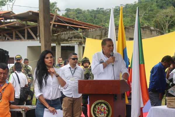 Entrega de viviendas de Aldeas en Playas, Urabá
Entrega de viviendas de Aldeas en Playas, Urabá
Fecha: Noviembre 8 de 2017
Para descargar esta fotografía en alta resolución, haga clic sobre la imagen hasta que la misma se despliegue en la pantalla completa; luego dé clic derecho y elija la opción "guardar imagen como". 
En caso de publicación por cualquier medio, solicitamos acompañarla del crédito: "Foto EPM"
Palabras clave: Entrega viviendas Aldeas Playas Urabá