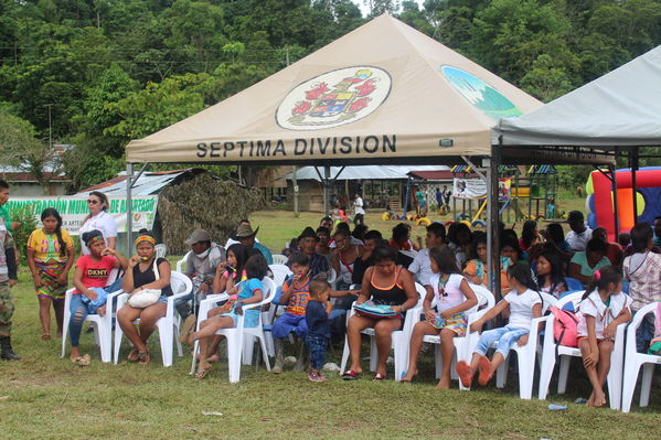 Entrega de viviendas de Aldeas en Playas, Urabá
Entrega de viviendas de Aldeas en Playas, Urabá
Fecha: Noviembre 8 de 2017
Para descargar esta fotografía en alta resolución, haga clic sobre la imagen hasta que la misma se despliegue en la pantalla completa; luego dé clic derecho y elija la opción "guardar imagen como". 
En caso de publicación por cualquier medio, solicitamos acompañarla del crédito: "Foto EPM"
Palabras clave: Entrega viviendas Aldeas Playas Urabá