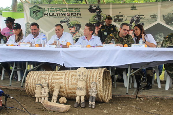 Entrega de viviendas de Aldeas en Playas, Urabá
Entrega de viviendas de Aldeas en Playas, Urabá
Fecha: Noviembre 8 de 2017
Para descargar esta fotografía en alta resolución, haga clic sobre la imagen hasta que la misma se despliegue en la pantalla completa; luego dé clic derecho y elija la opción "guardar imagen como". 
En caso de publicación por cualquier medio, solicitamos acompañarla del crédito: "Foto EPM"
Palabras clave: Entrega viviendas Aldeas Playas Urabá